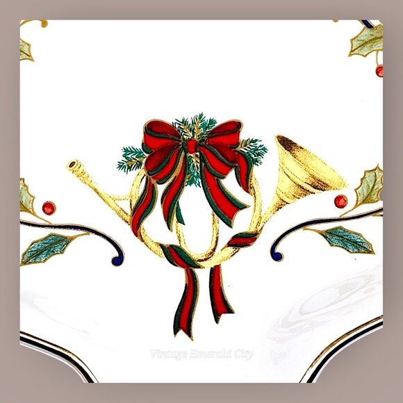 MIKASA Vtg Christmas Tree Candy Dish Holiday Elegance Holly Berries 8-3/4 inch - Picture 8 of 12